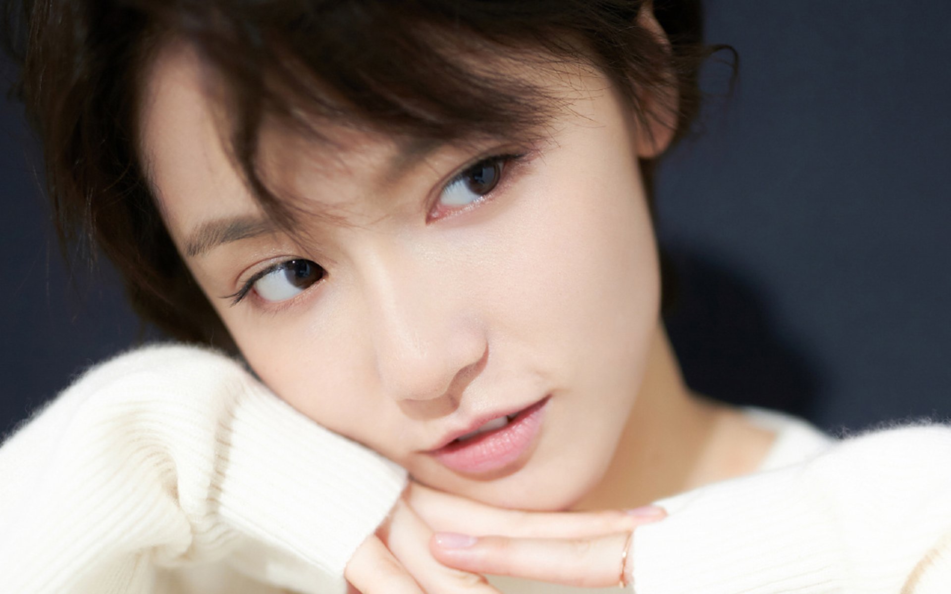 爱游戏APP-球场“绝美配合”：默契十足的团队协作秀，球场搭配